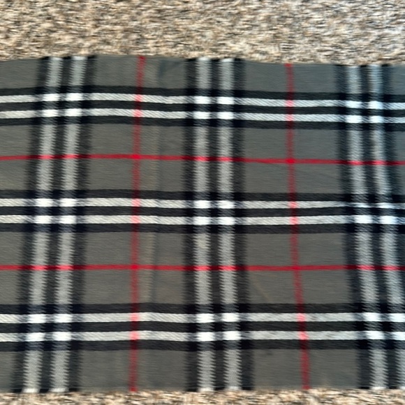 Burberry Gray , Black, and Red Checkered Scarf - Vintage Burberrys. - lambs wool - Picture 4 of 14